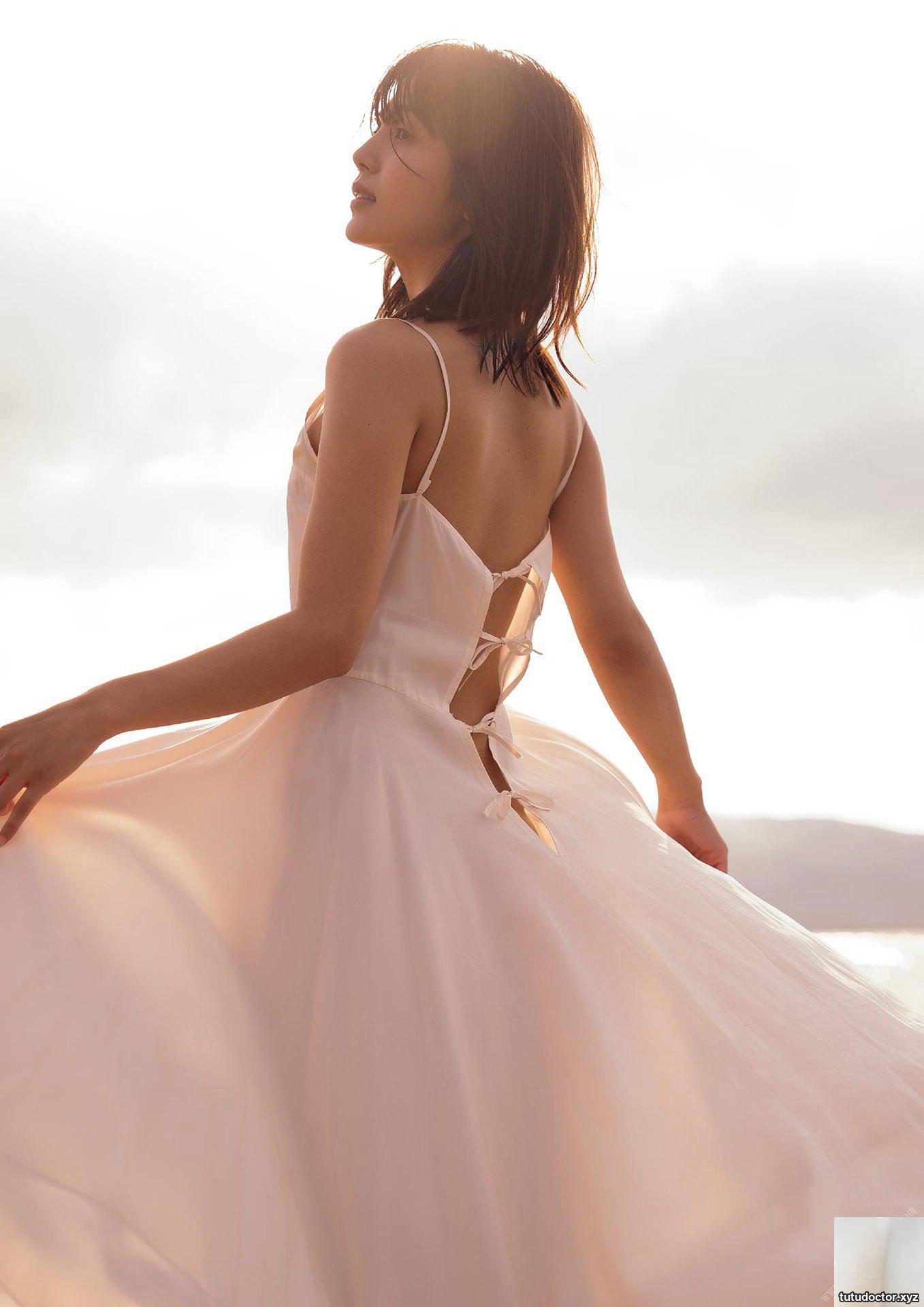 She has a fresh temperament and looks very interesting · photo 7 of 41