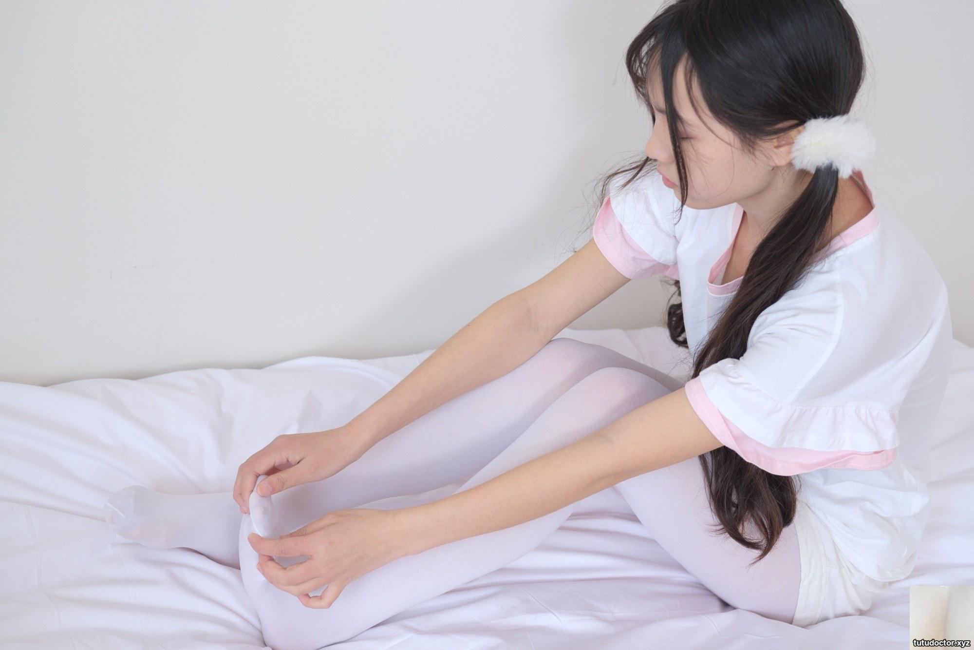 (X-020) Beautiful girl in white cotton socks · photo 18 of 91