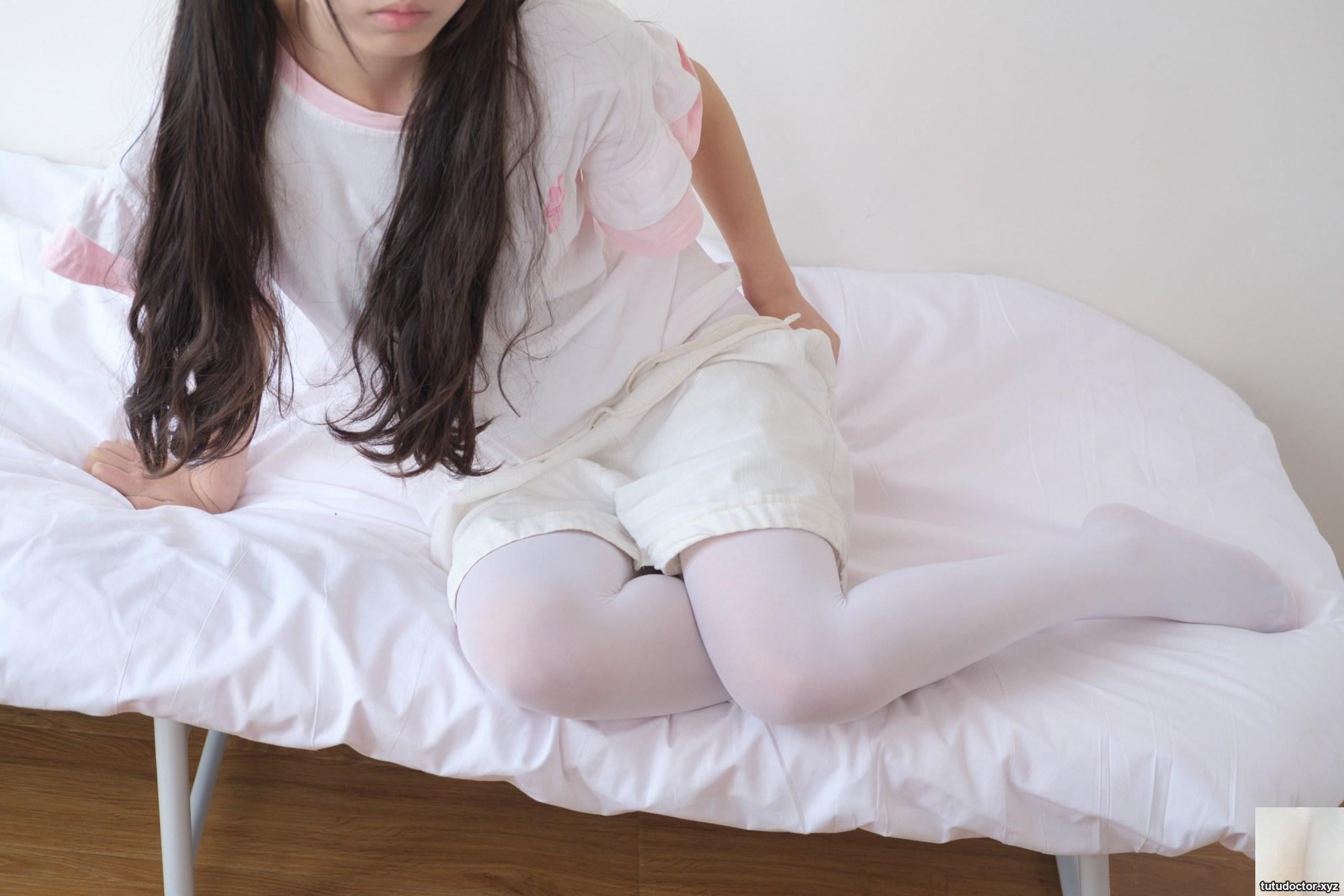 (X-020) Beautiful girl in white cotton socks · photo 62 of 91