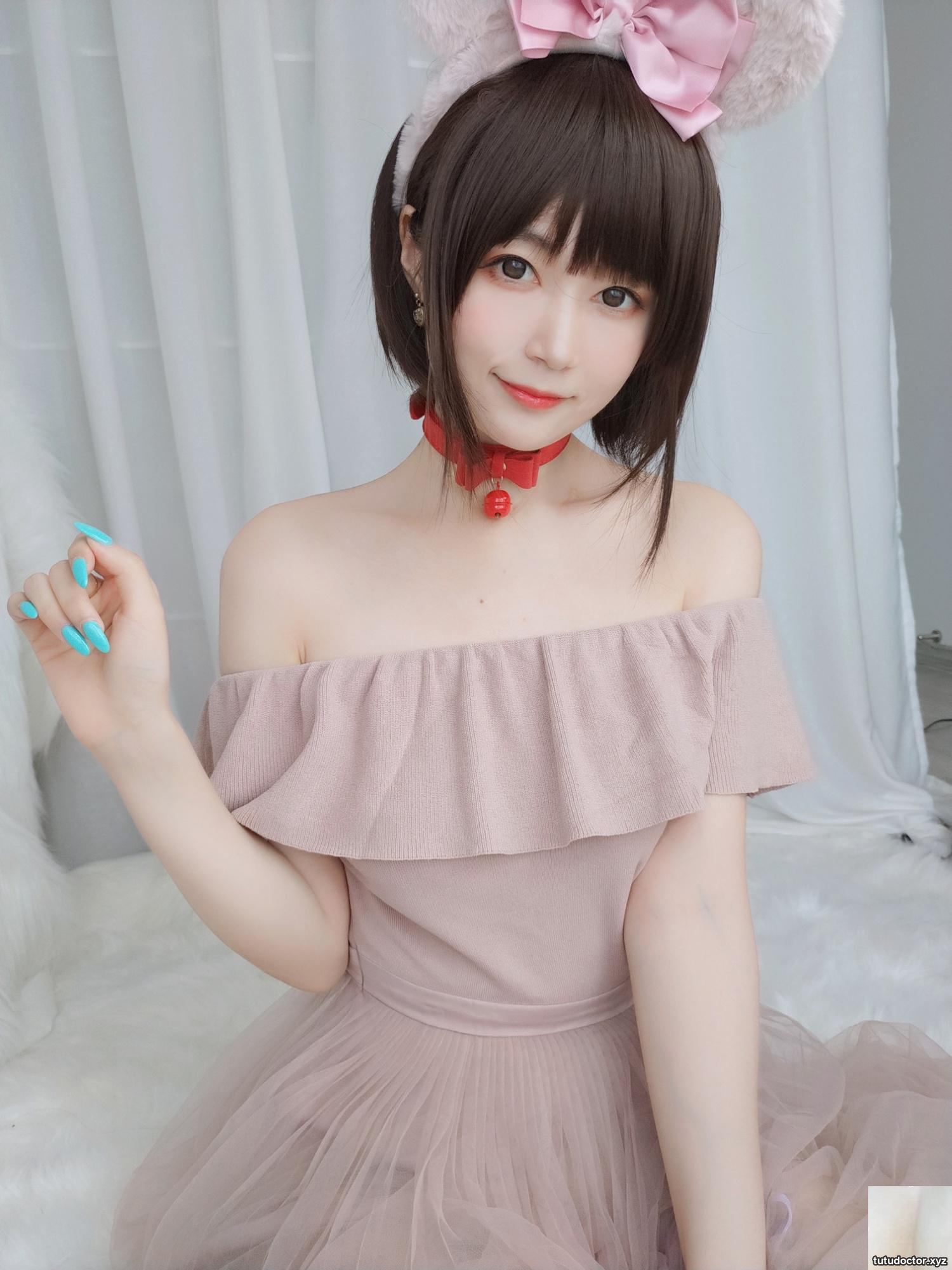 Silver 81 Shoulder Dress reveals her round breasts and makes a · photo 18 of 46