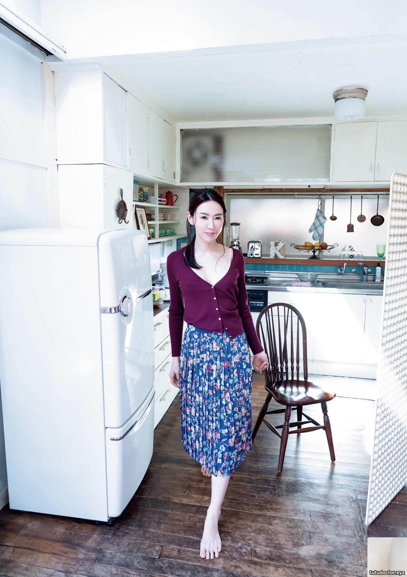 Kazuko Iwamoto photo collection Tawamure · photo 16 of 88