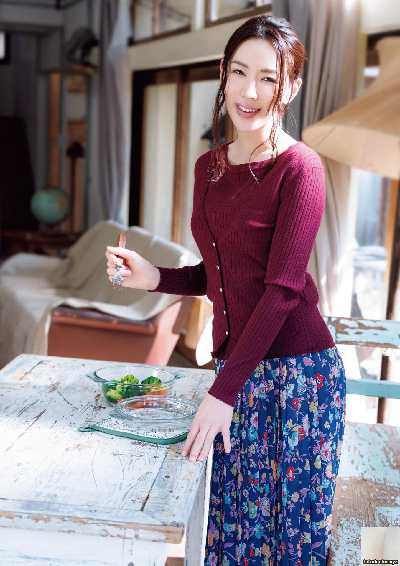 Kazuko Iwamoto photo collection Tawamure · photo 17 of 88