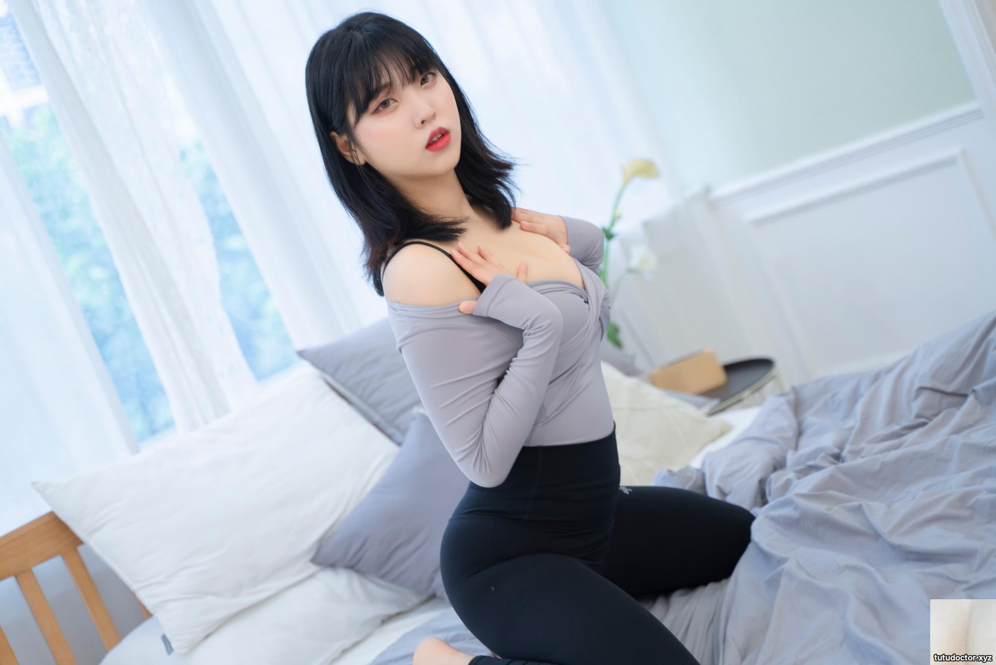 Hana Songs Daily Home Clothes seductively seduces the focus · photo 23 of 42
