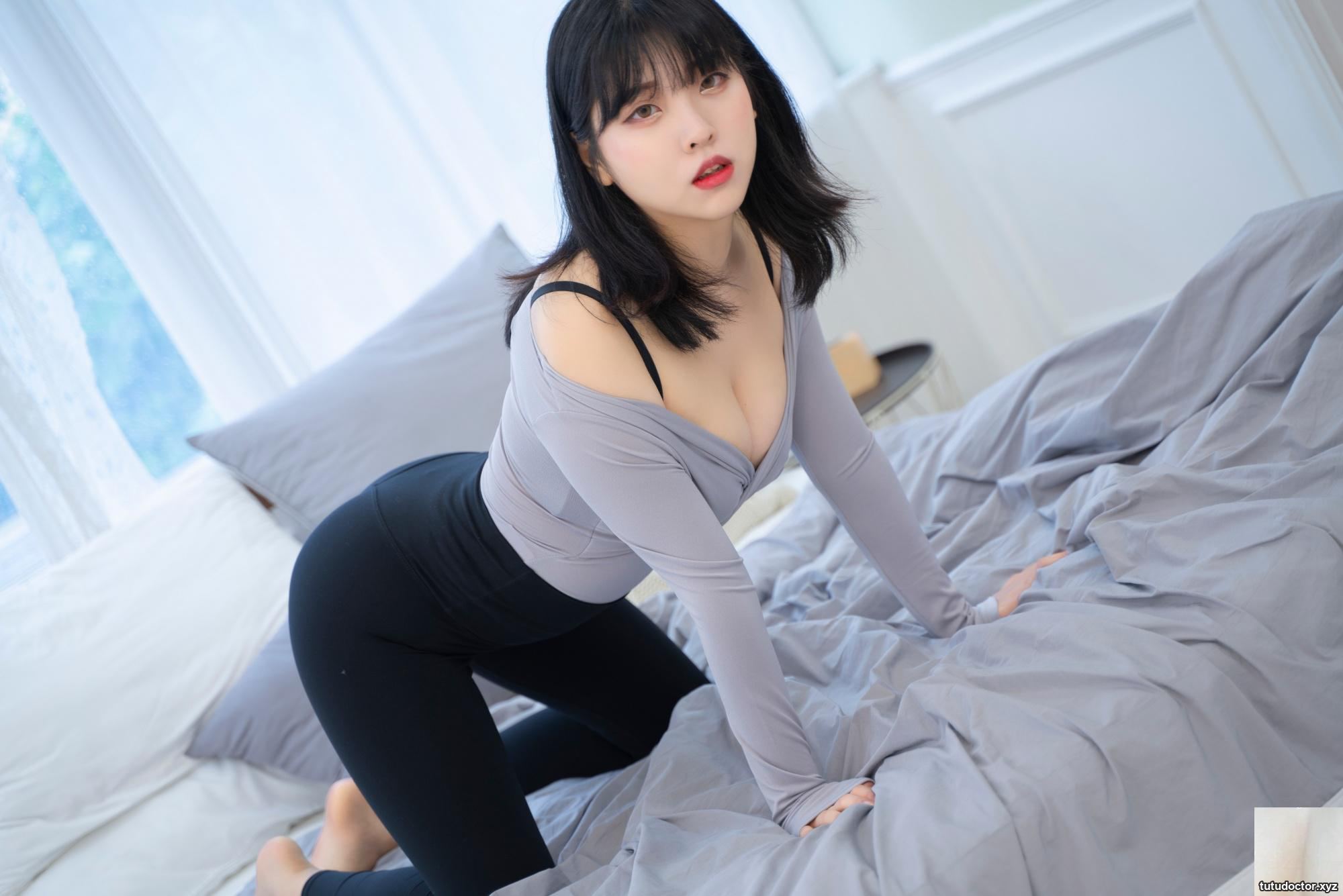 Hana Songs Daily Home Clothes seductively seduces the focus · photo 24 of 42