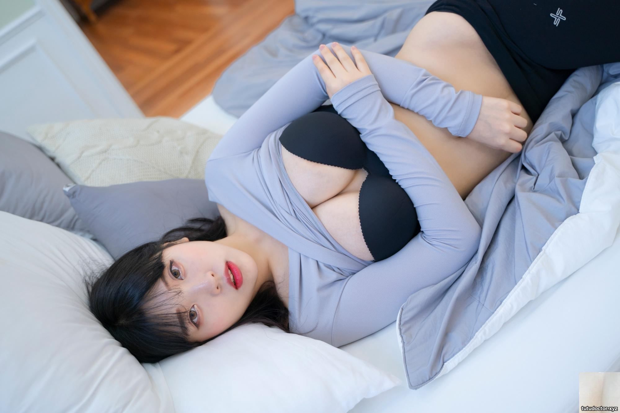 Hana Songs Daily Home Clothes seductively seduces the focus · photo 37 of 42