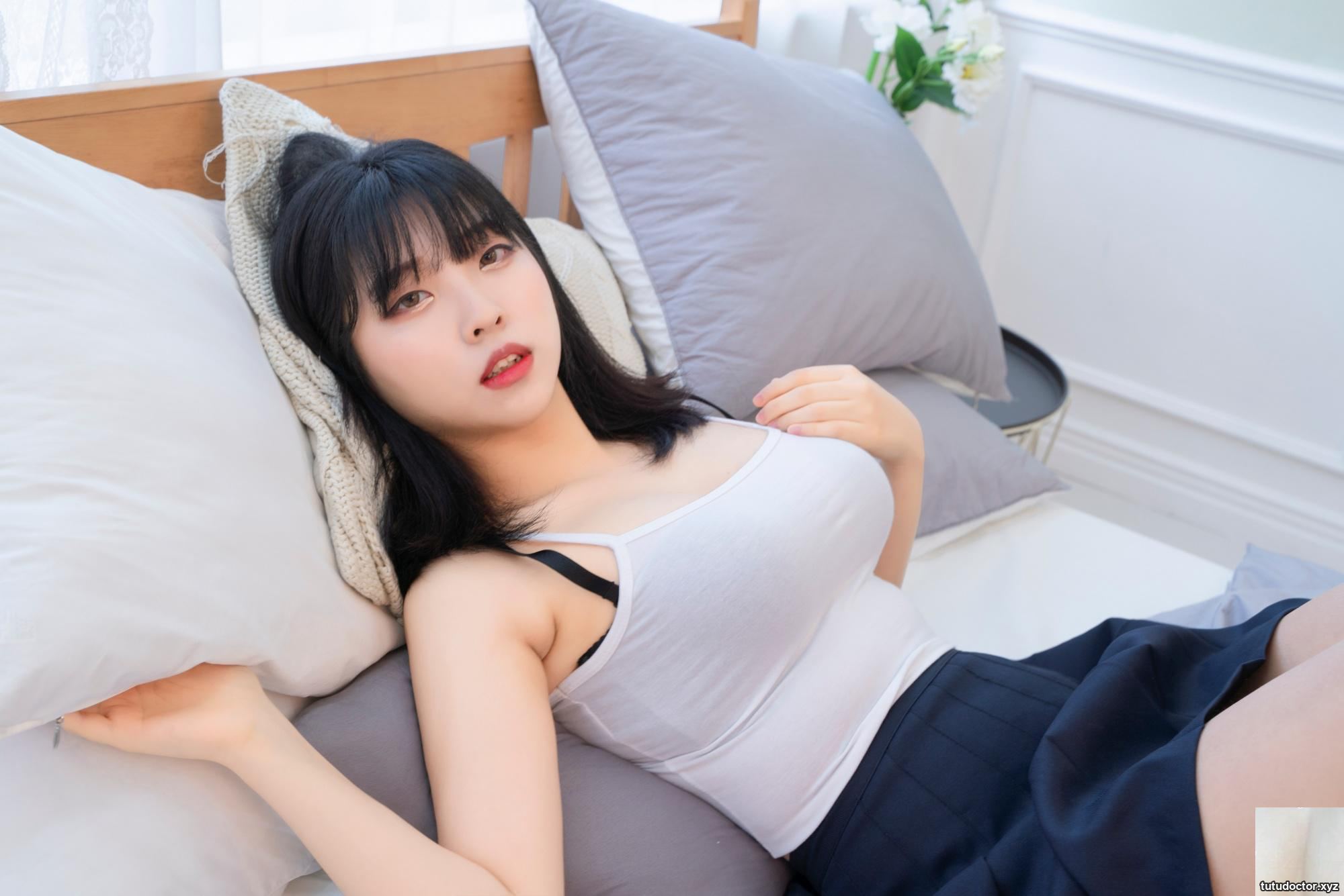 Hana Songs Daily Home Clothes seductively seduces the focus · photo 38 of 42