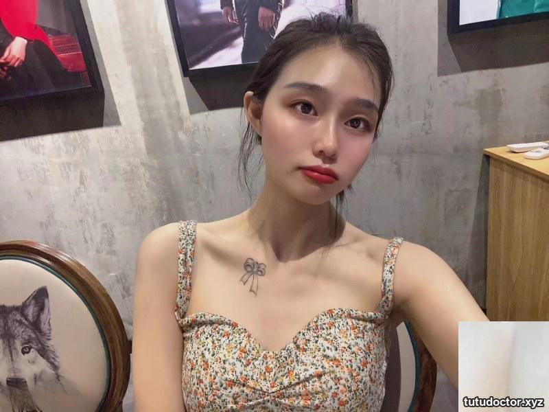 Sexy photos of a female model taken outside were shared by her · photo 4 of 14