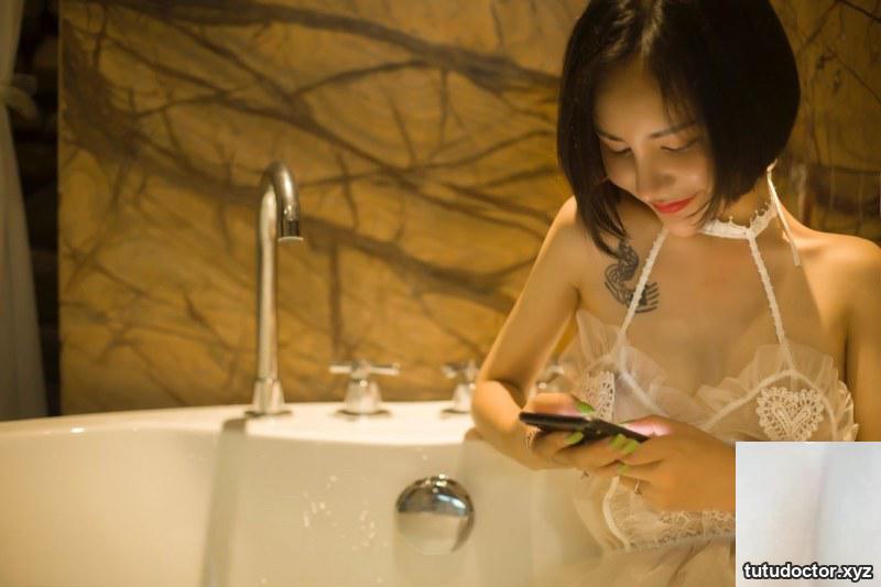 Sexy photos of a female model taken outside were shared by her · photo 10 of 14