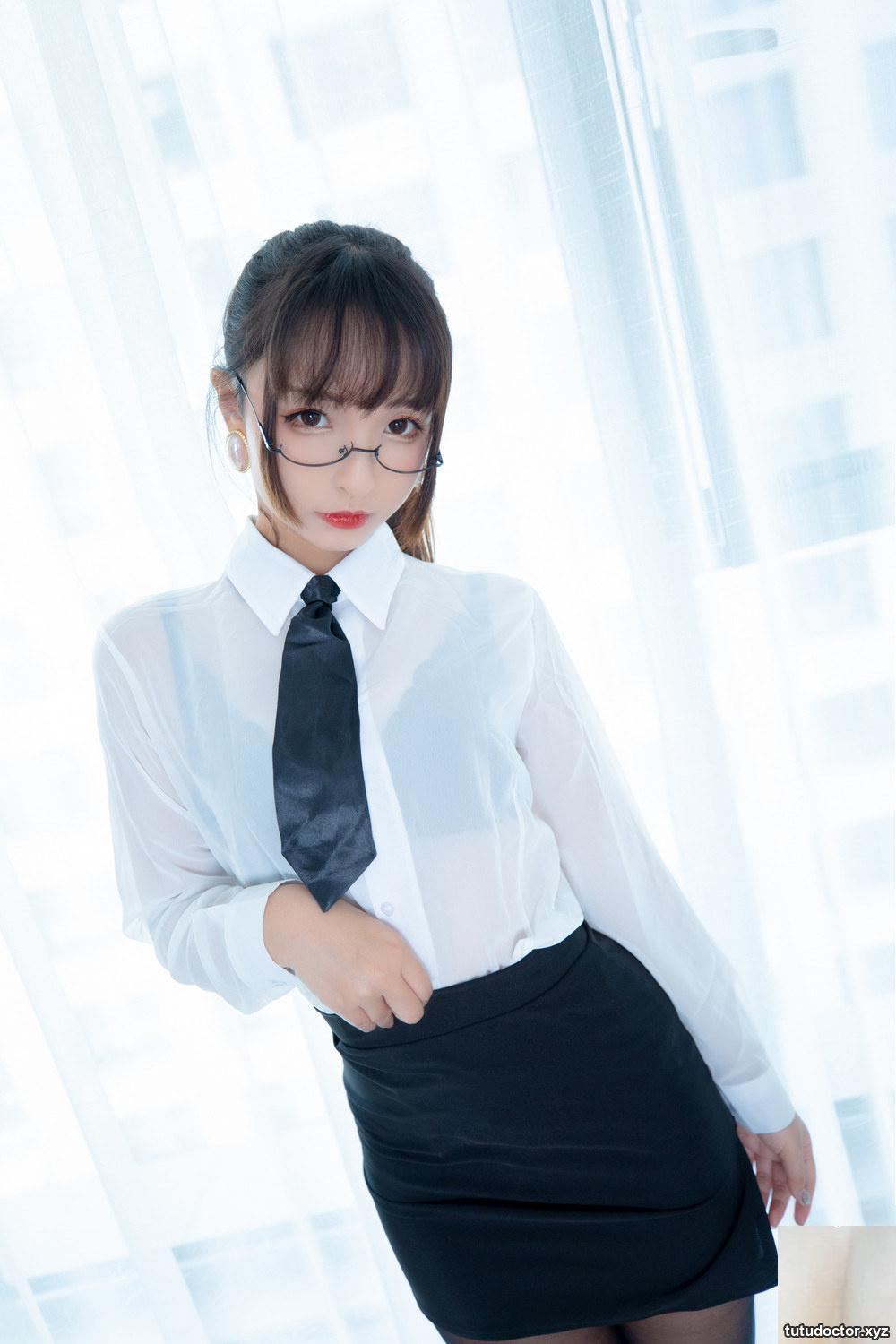 The full-length black stockings of Kamikazaka Mafuyus OL Sister · photo 2 of 76