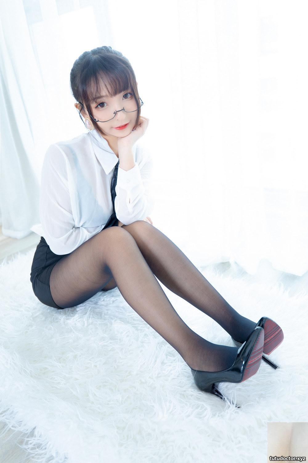 The full-length black stockings of Kamikazaka Mafuyus OL Sister · photo 10 of 76