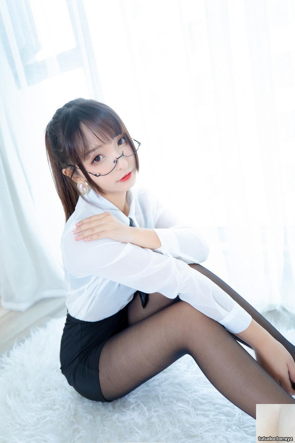 The full-length black stockings of Kamikazaka Mafuyus OL Sister · photo 12 of 76