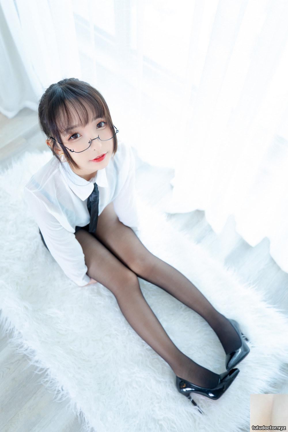 The full-length black stockings of Kamikazaka Mafuyus OL Sister · photo 14 of 76