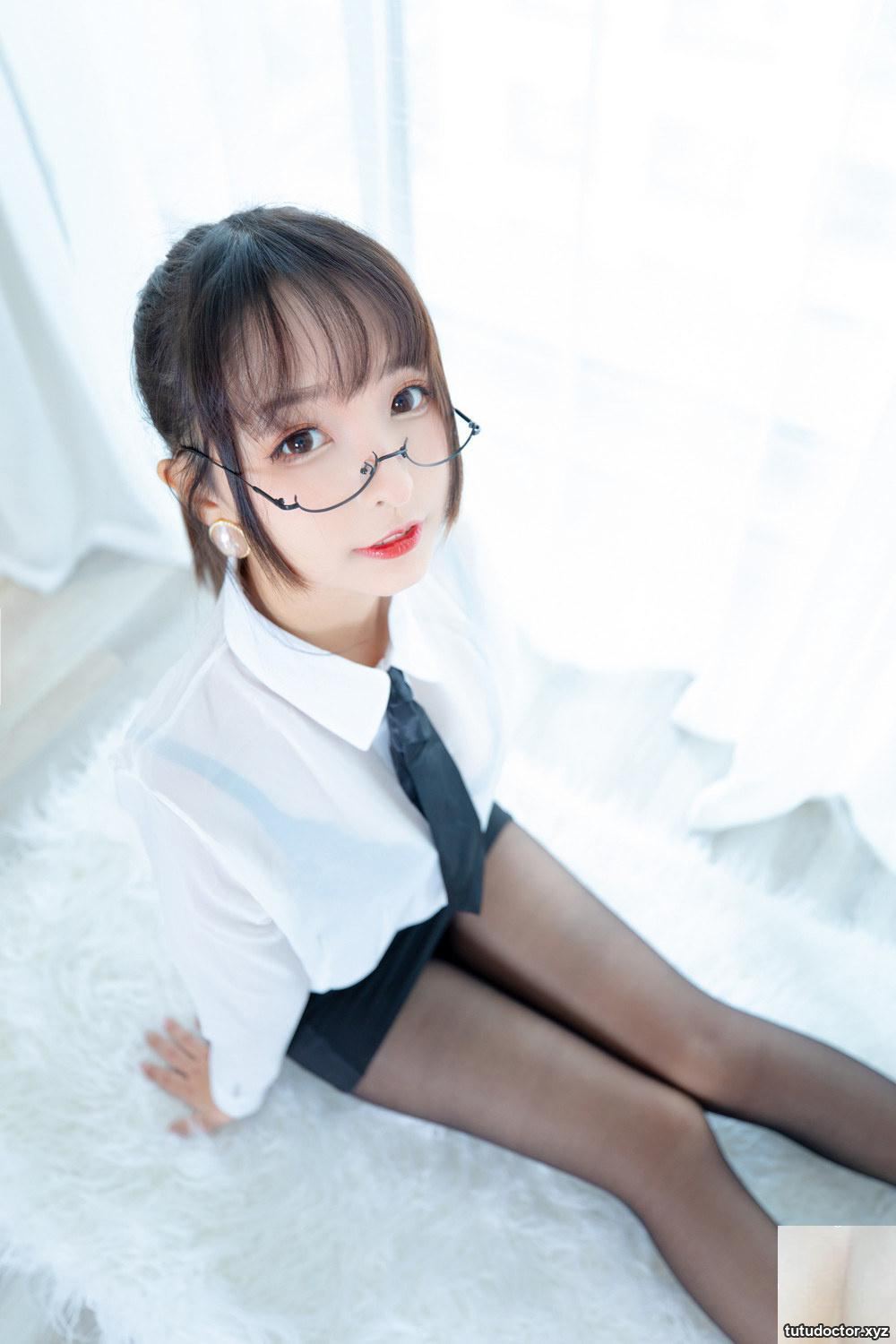 The full-length black stockings of Kamikazaka Mafuyus OL Sister · photo 15 of 76