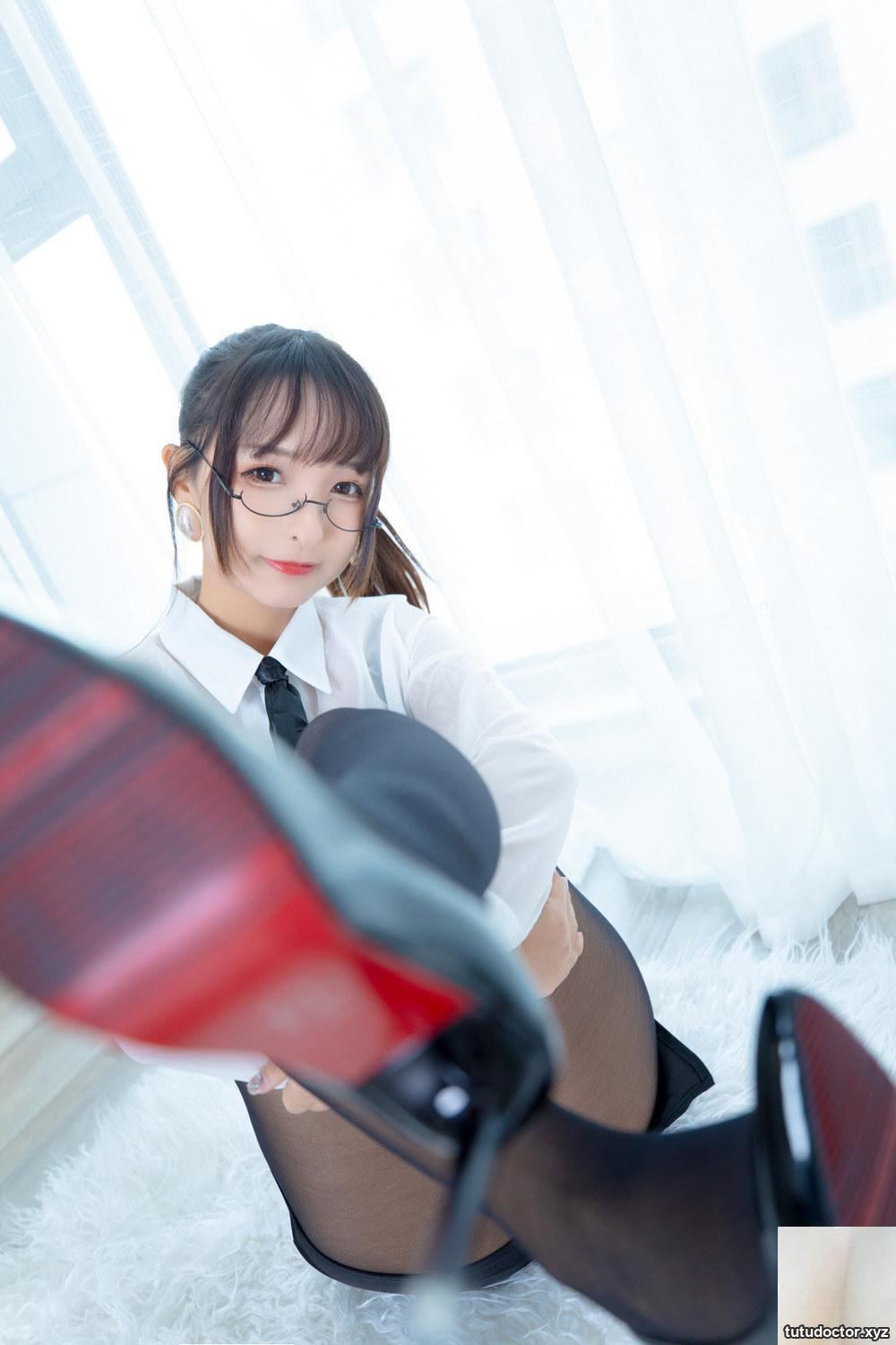 The full-length black stockings of Kamikazaka Mafuyus OL Sister · photo 30 of 76
