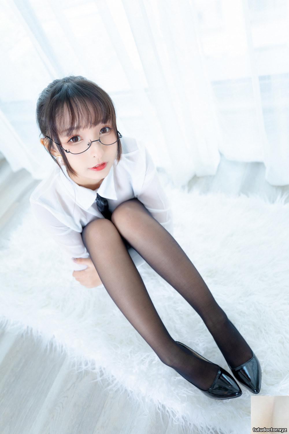 The full-length black stockings of Kamikazaka Mafuyus OL Sister · photo 31 of 76