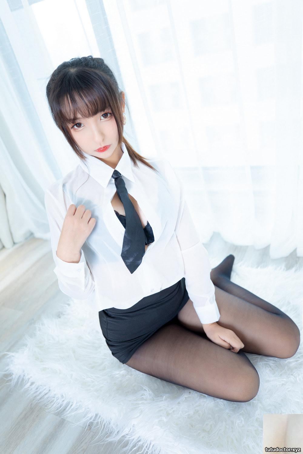 The full-length black stockings of Kamikazaka Mafuyus OL Sister · photo 36 of 76