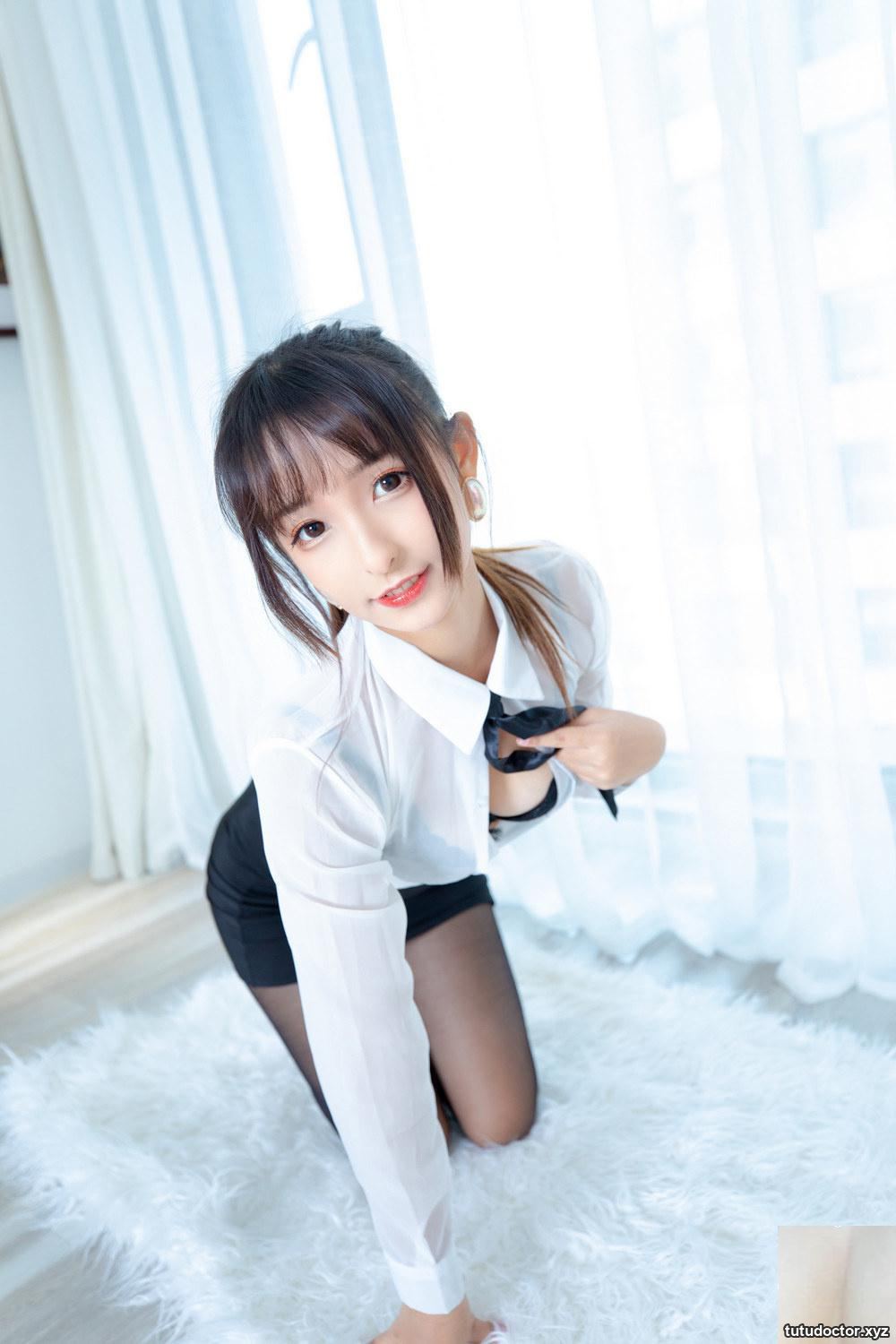 The full-length black stockings of Kamikazaka Mafuyus OL Sister · photo 59 of 76