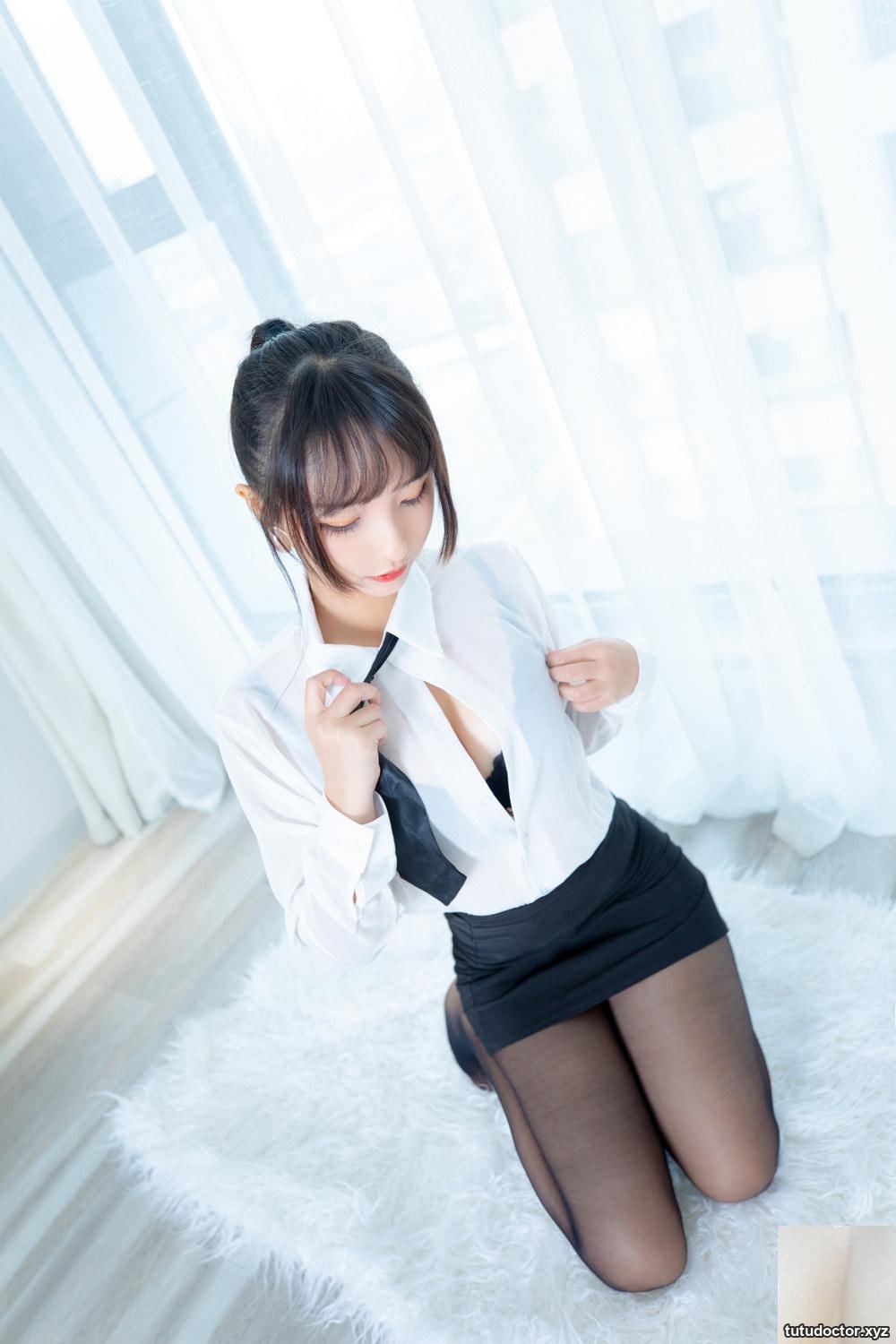 The full-length black stockings of Kamikazaka Mafuyus OL Sister · photo 60 of 76