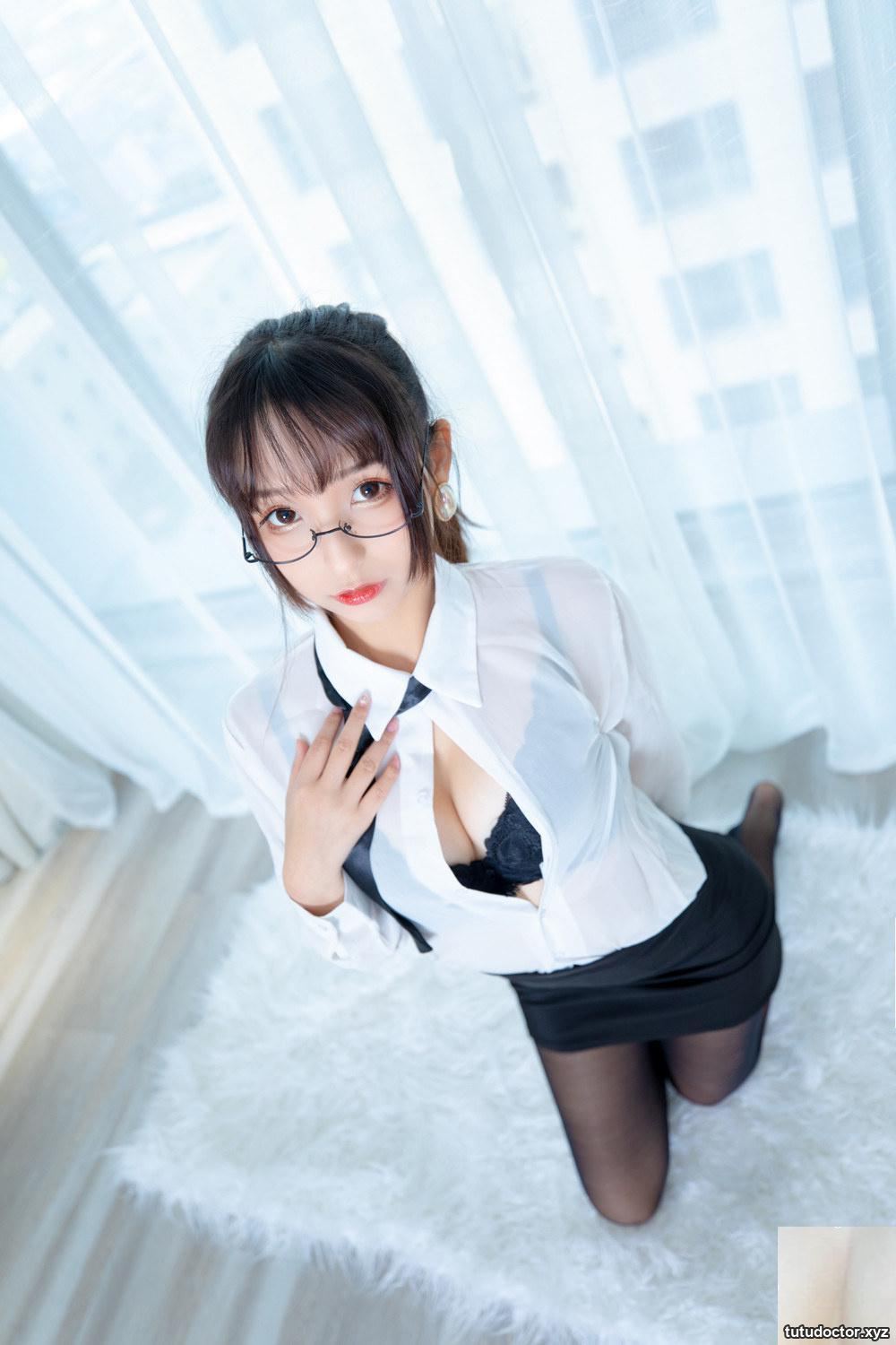 The full-length black stockings of Kamikazaka Mafuyus OL Sister · photo 62 of 76