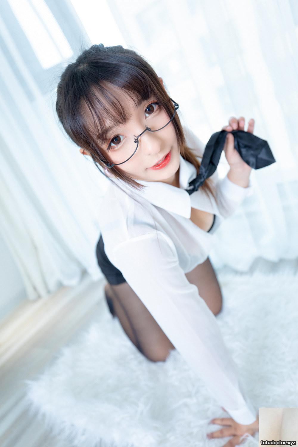 The full-length black stockings of Kamikazaka Mafuyus OL Sister · photo 67 of 76