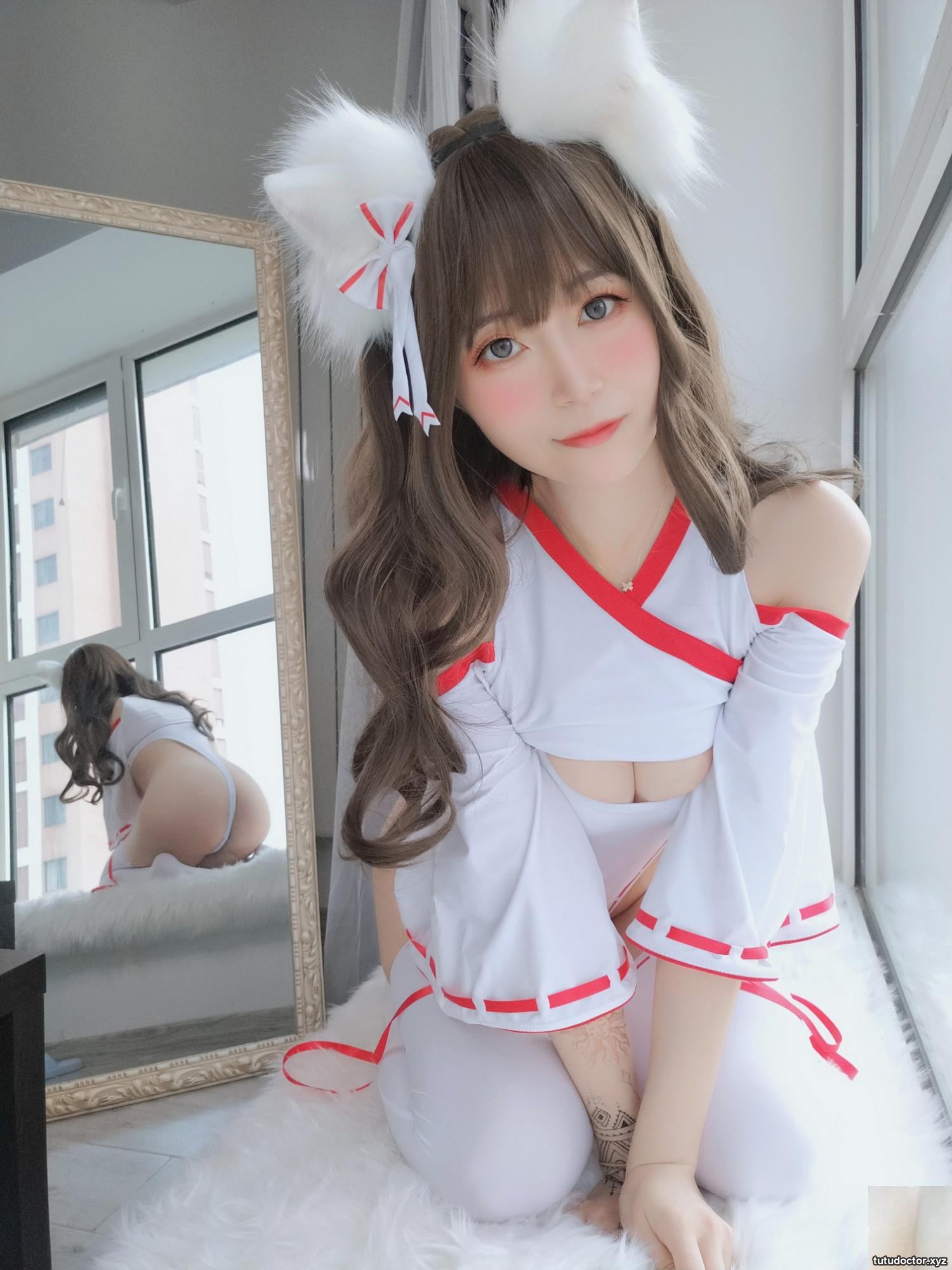 Silver 81 Erotic Miko harmlessly shows off her lower body · photo 33 of 49
