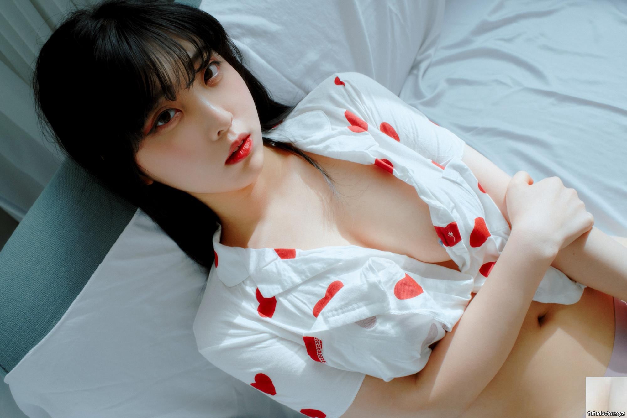 Hana Songs White Shirts conspicuous body curve makes people want · photo 14 of 40
