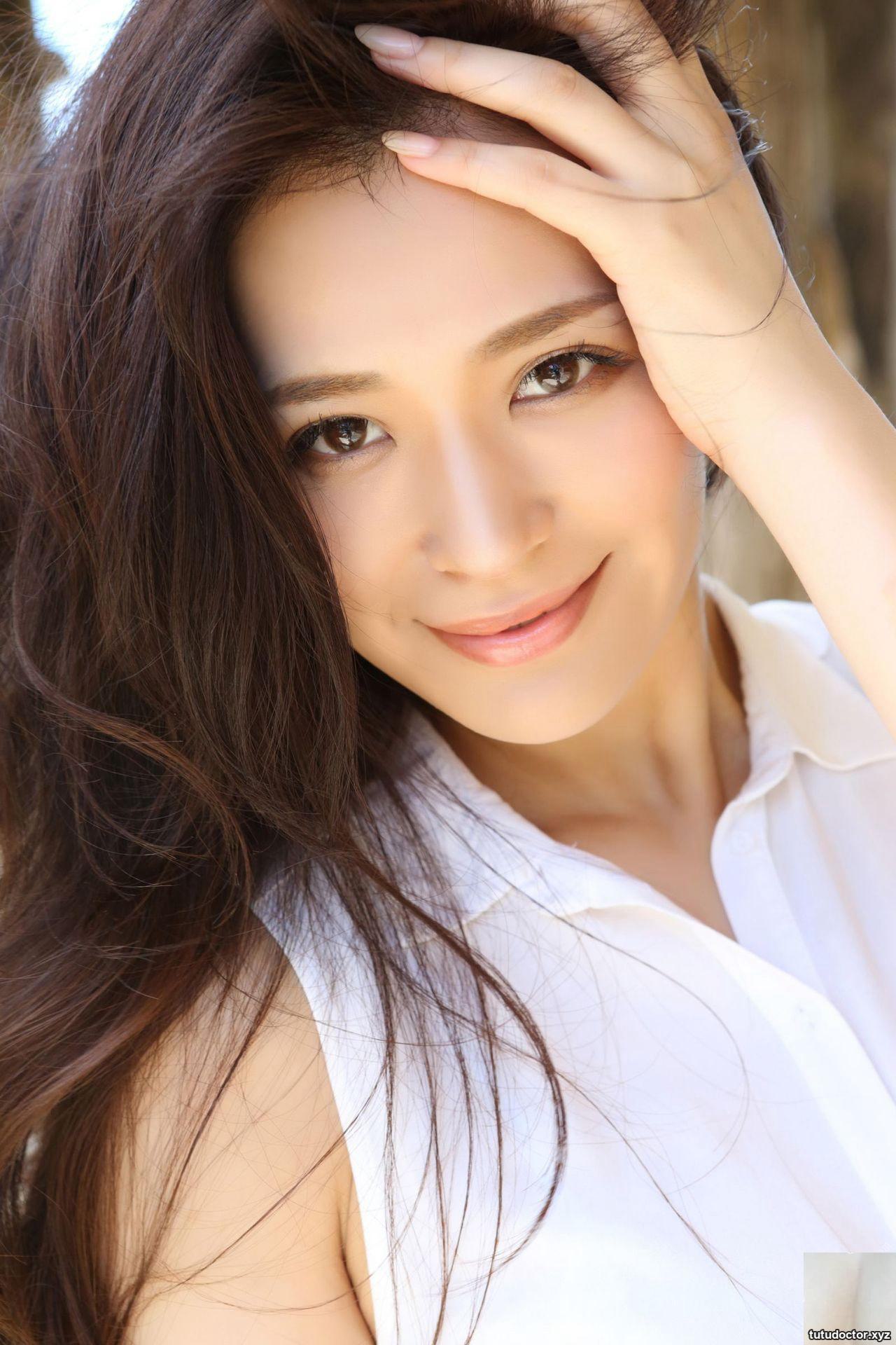 Chiei Hiratsukas first photo collection Birth · photo 28 of 88
