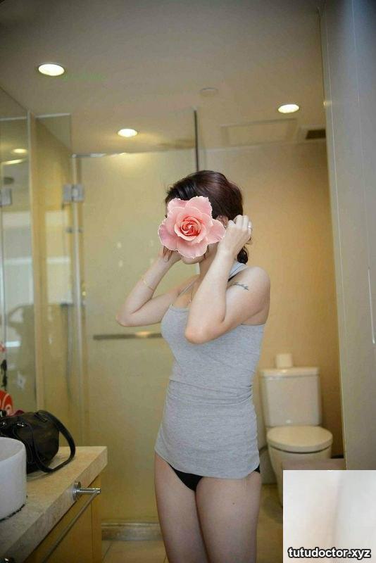 The eldest sister next door caresses the charming girl · photo 3 of 28
