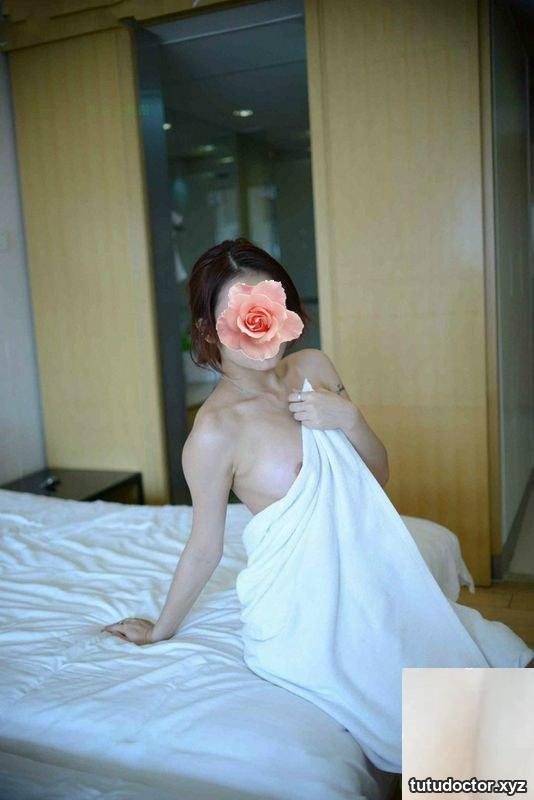 The eldest sister next door caresses the charming girl · photo 5 of 28