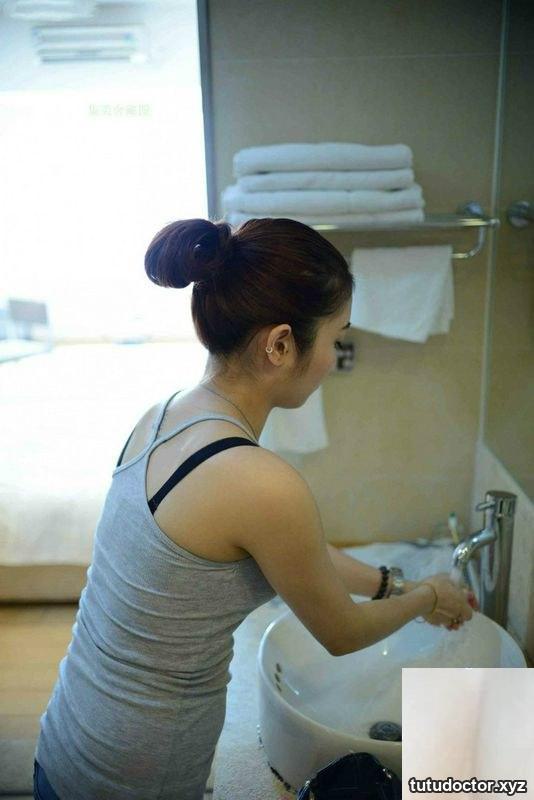The eldest sister next door caresses the charming girl · photo 19 of 28