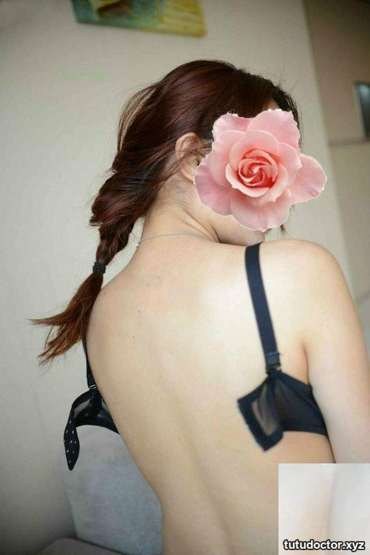 The eldest sister next door caresses the charming girl · photo 27 of 28