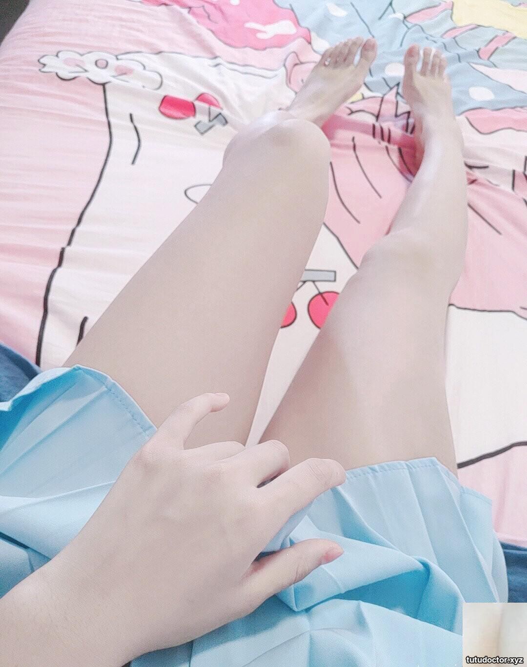 School girls love to take selfies (26P)