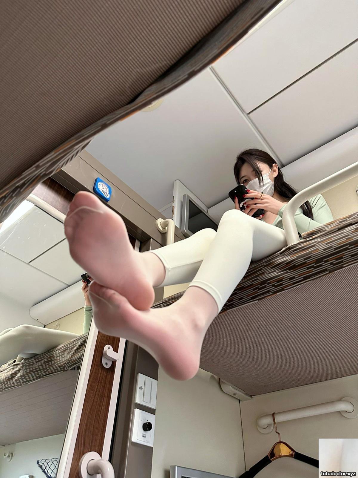 Round breasts and big breasts pop out! Exciting high-speed train · photo 54 of 77