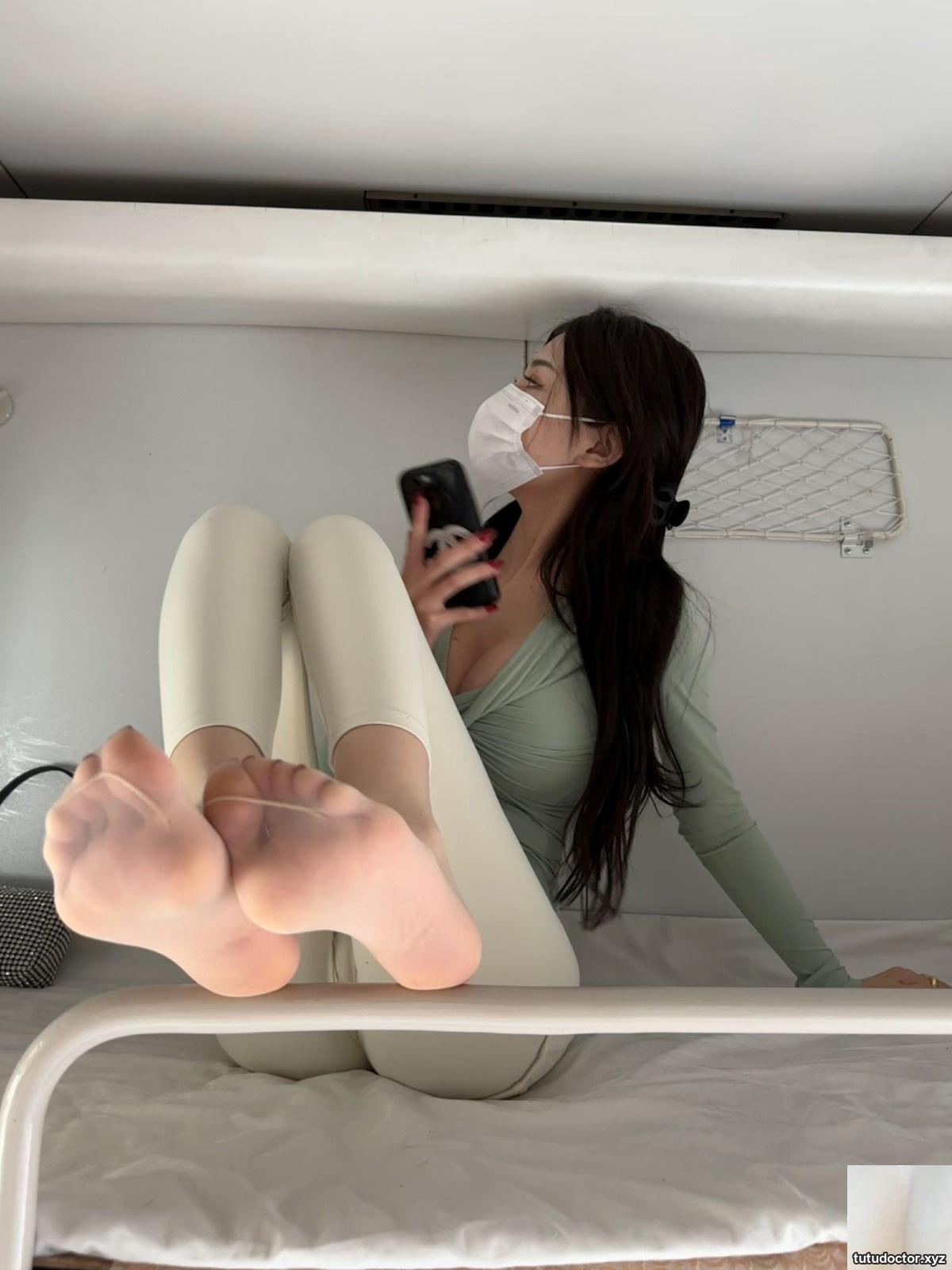 Round breasts and big breasts pop out! Exciting high-speed train · photo 72 of 77