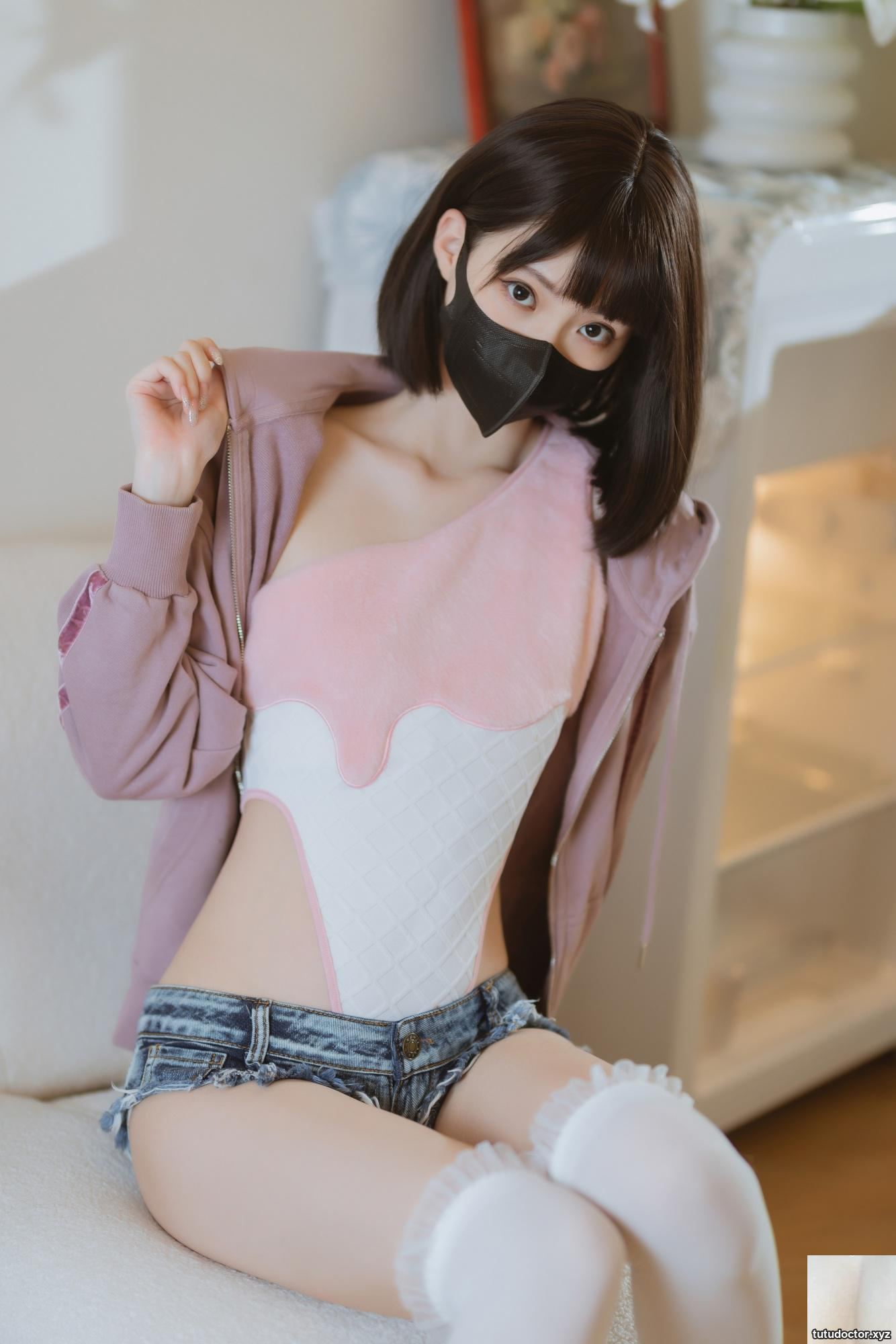 Xu Lan LANs Denim Shorts 2 will definitely melt your heart with · photo 7 of 39