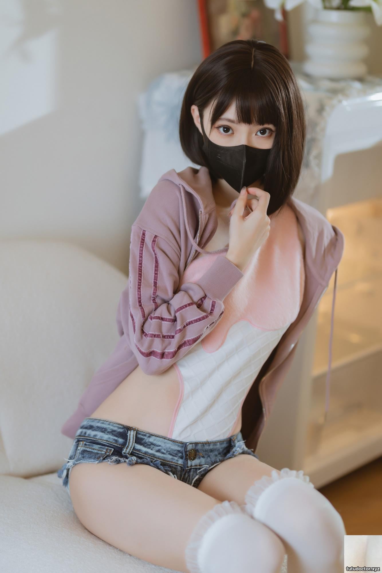 Xu Lan LANs Denim Shorts 2 will definitely melt your heart with · photo 8 of 39