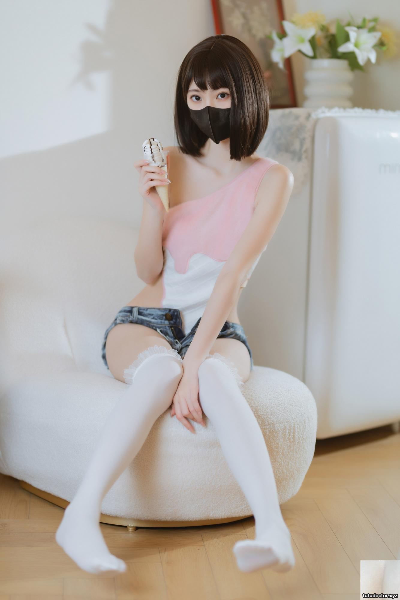 Xu Lan LANs Denim Shorts 2 will definitely melt your heart with · photo 16 of 39