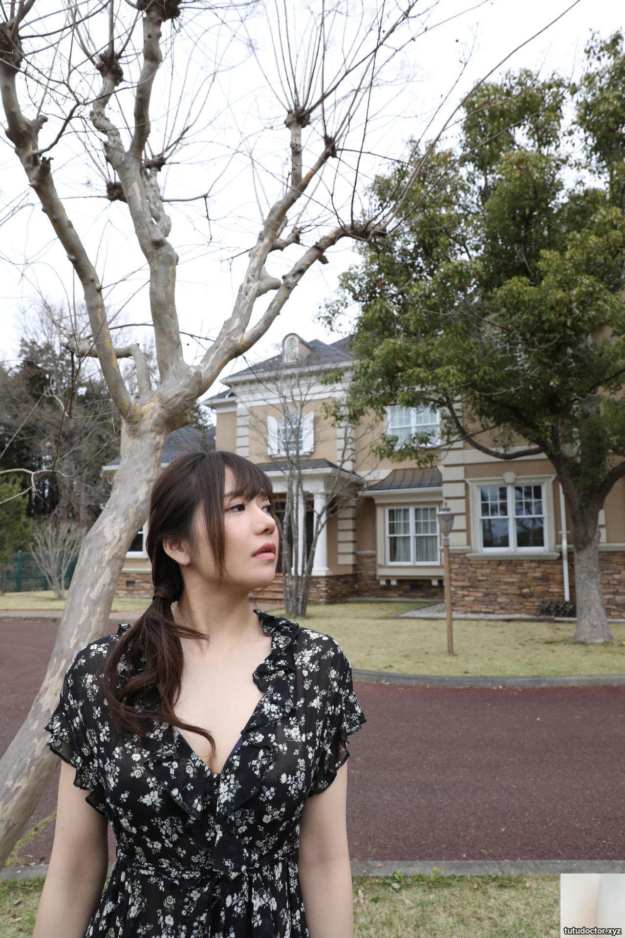 Fair-skinned girl with beautiful breasts… Q-buncy beautiful · photo 4 of 6
