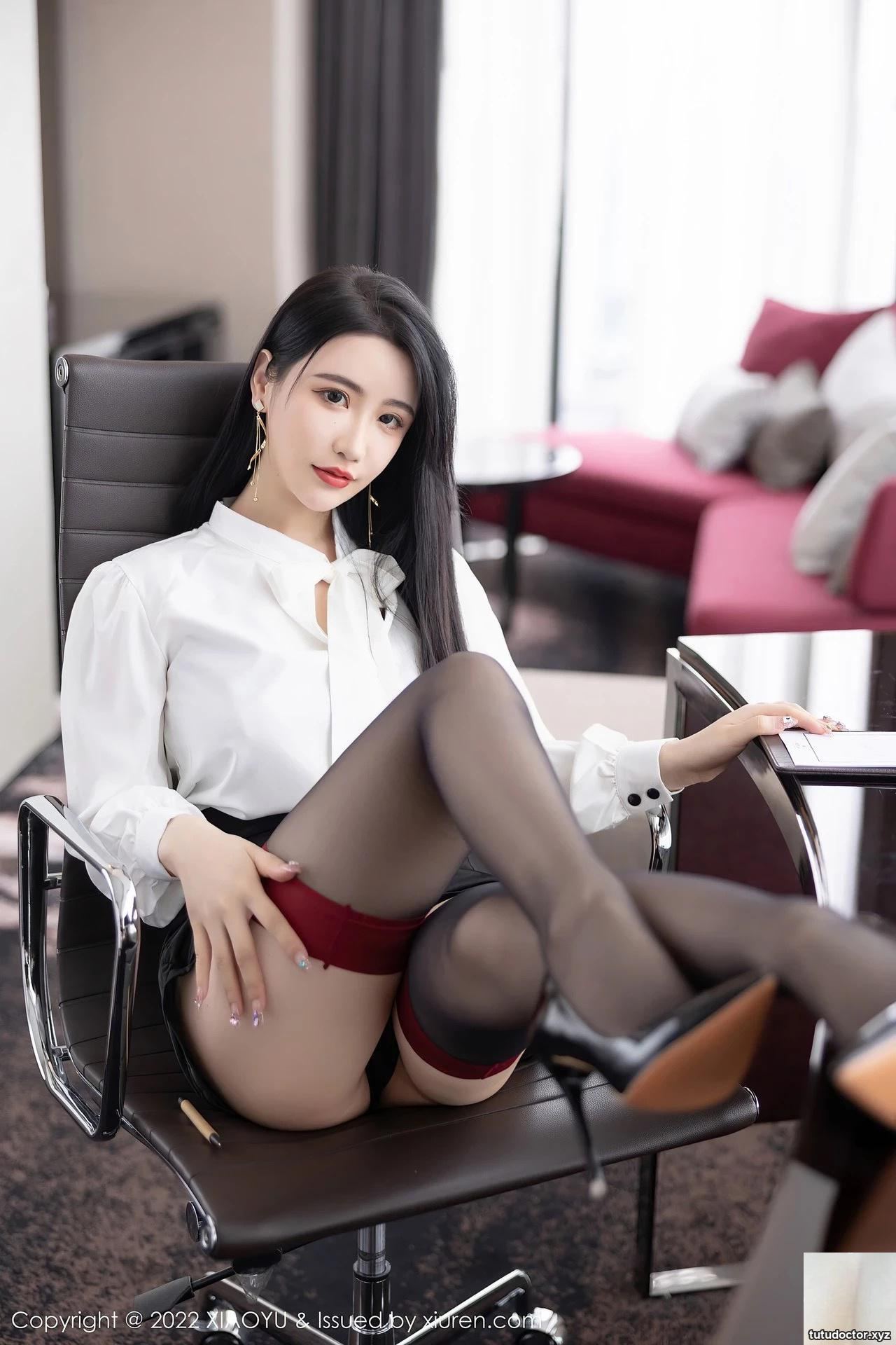 The perverted secretary climbed on the table during a meeting · photo 13 of 82