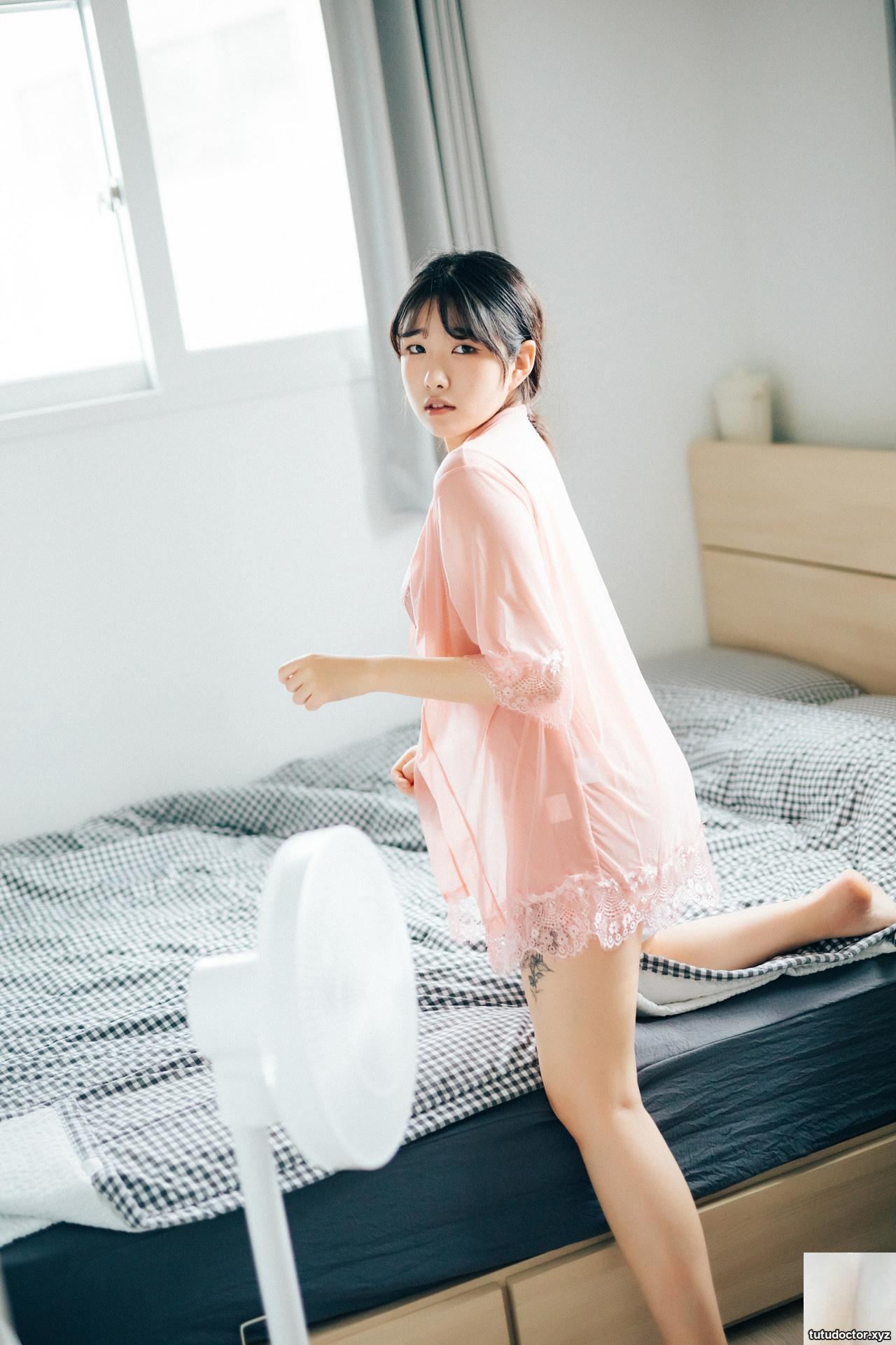 (Sonson) Korean girl shows off her white, tender and beautiful breasts so seductively (70P)