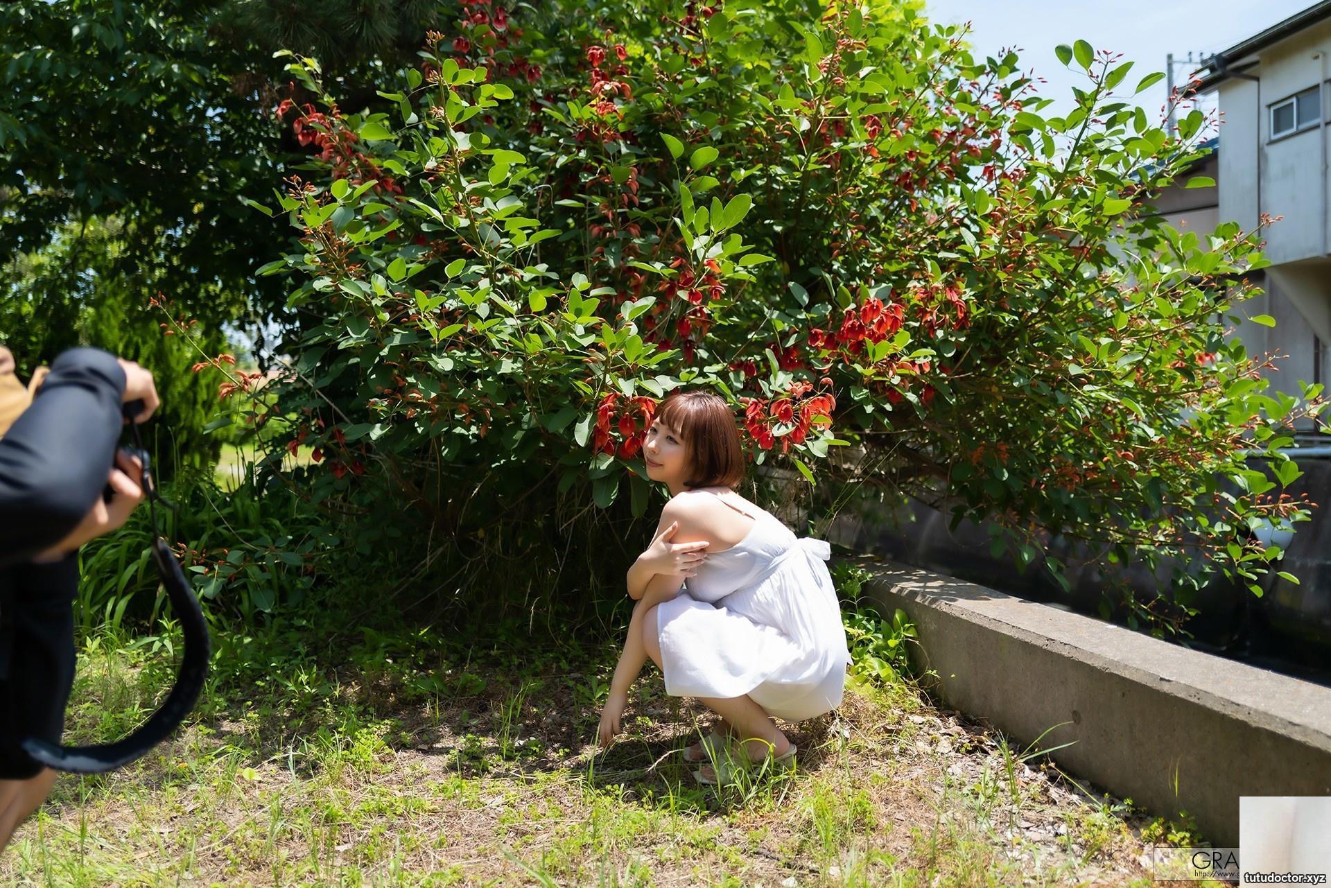 has a very hot figure! Cant help but stare · photo 5 of 20