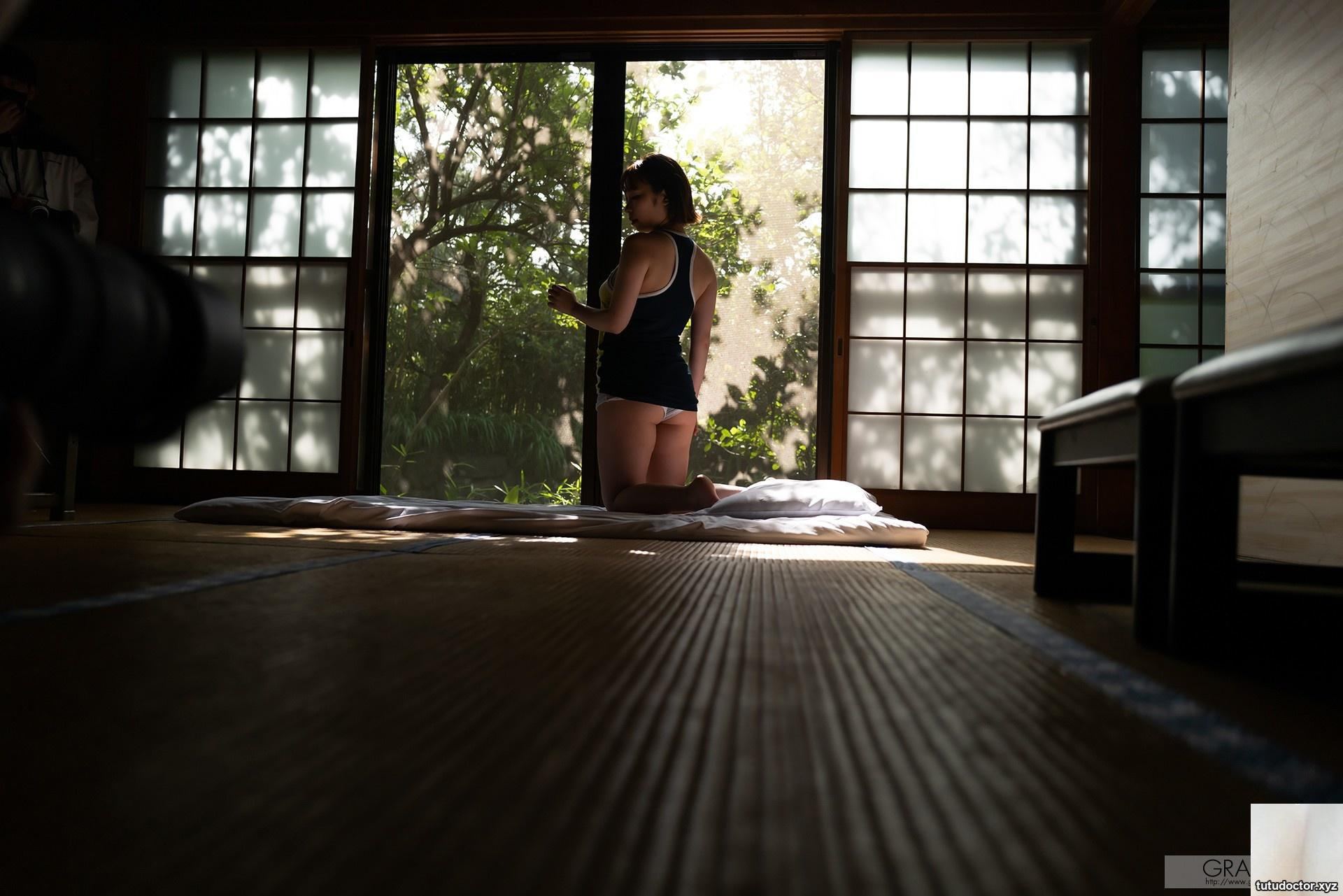 has a very hot figure! Cant help but stare · photo 14 of 20