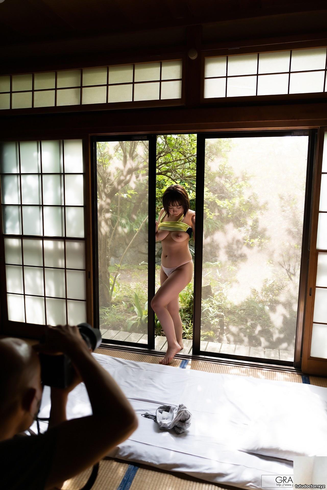 has a very hot figure! Cant help but stare · photo 15 of 20