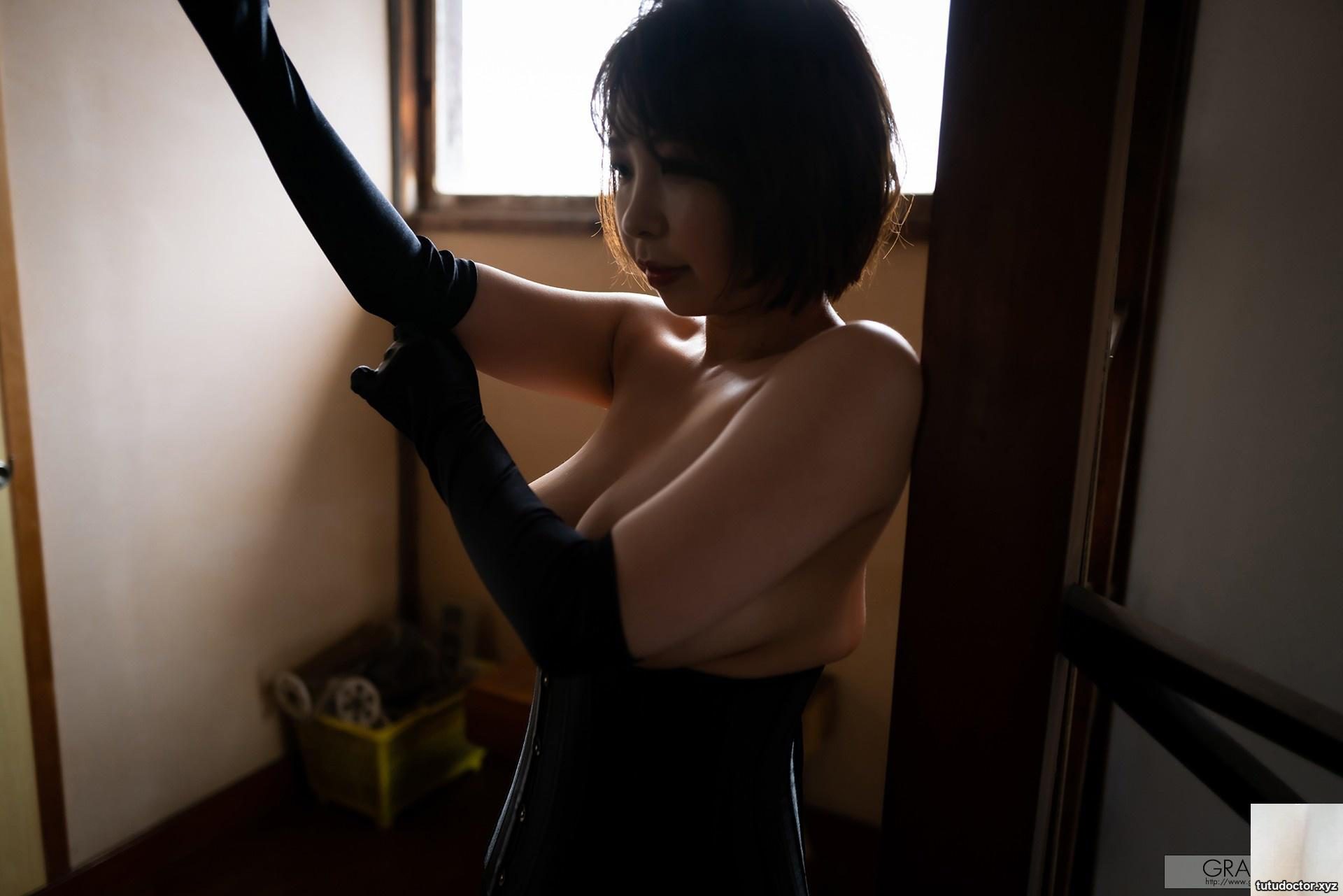 has a very hot figure! Cant help but stare · photo 18 of 20