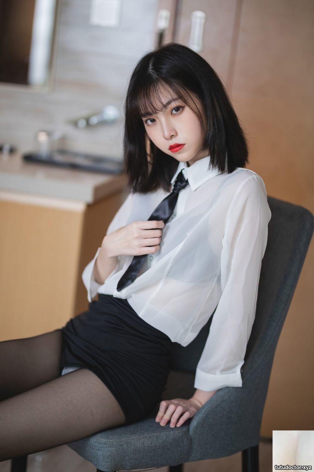 Xu Lan white shirt · photo 2 of 37