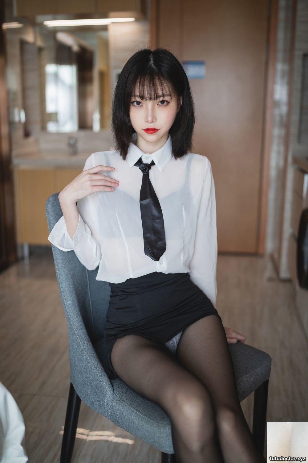 Xu Lan white shirt · photo 10 of 37
