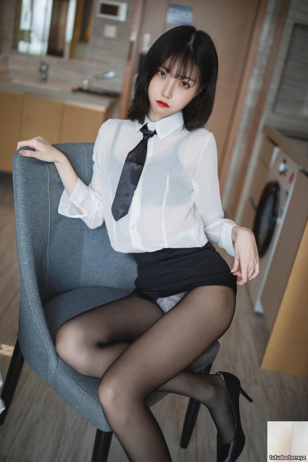 Xu Lan white shirt · photo 13 of 37