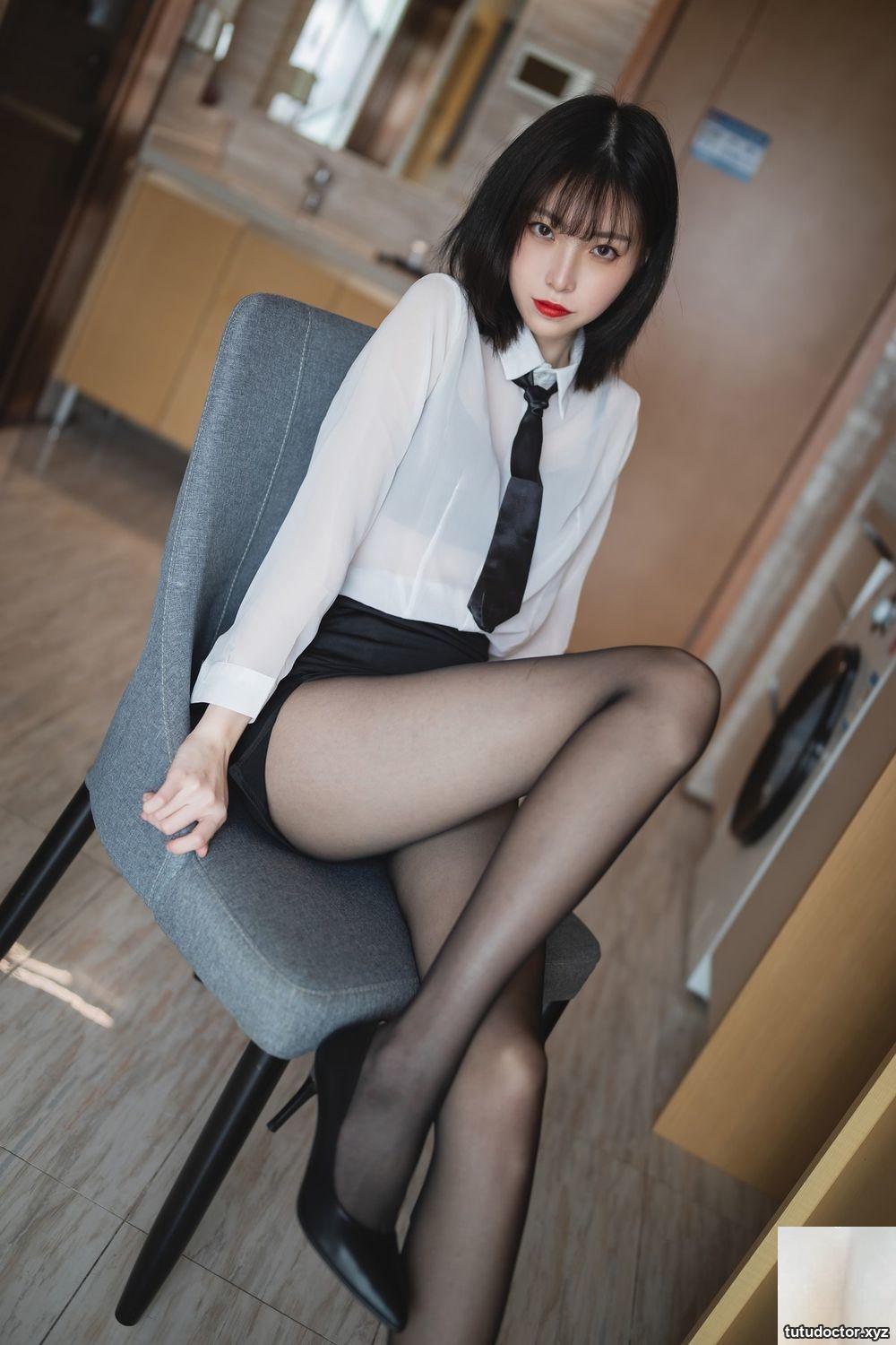 Xu Lan white shirt · photo 24 of 37