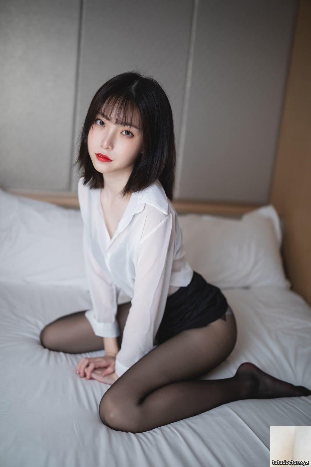 Xu Lan white shirt · photo 30 of 37
