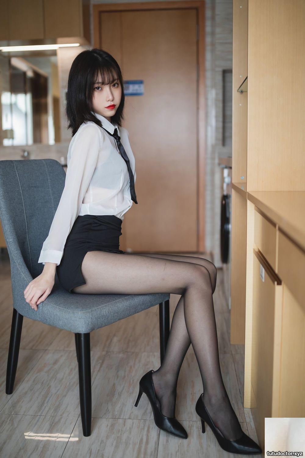 Xu Lan white shirt · photo 32 of 37